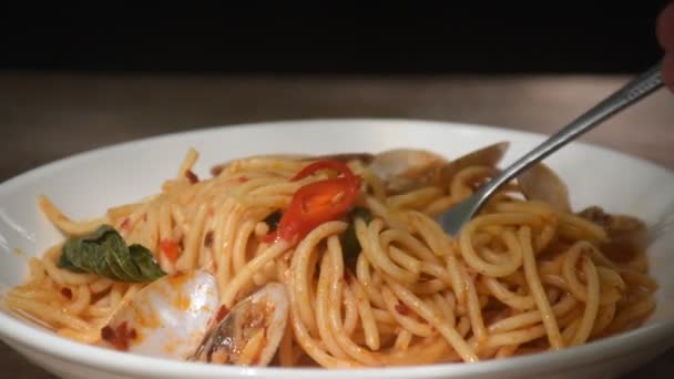 Vidlička Bodání Srolovat Pikantní Míchání Smažené Špagety Škeble Pepřem Bazalka — Stock video