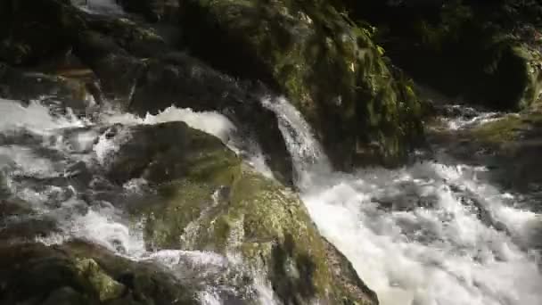 タイの北チェットコッド滝で川パスロックと石に落ちる水 — ストック動画