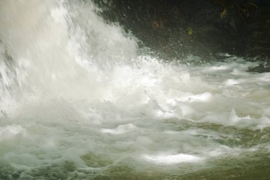 Su, Tayland 'ın kuzeyinde Chet Kod şelalesinde nehir geçidine taş ve kaya döküyor. 