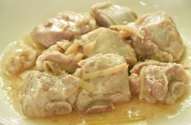 Buharda pişmiş domuz kaburgası ve soya soslu zencefil.