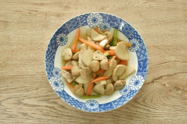 Kızarmış mantarla istiridye soslu dilimlenmiş domuz etini karıştır.