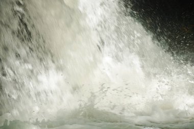 Su, Tayland 'ın kuzeyinde Chet Kod şelalesinde nehir geçidine taş ve kaya döküyor. 