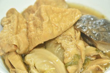 Haşlanmış tofu ve dokulu sebze proteini... vejetaryen gıdası. Kahverengi tas çorbası.  