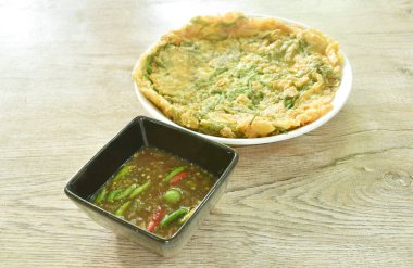 Kızarmış yumurta doldurulmuş tırmanma gerdanlığı baharatlı karides ezmesi ve acı biber sosu. 