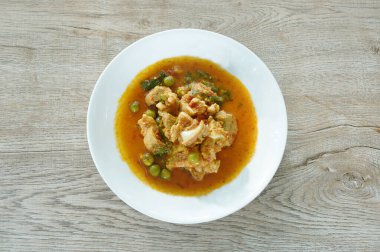 Hindistan cevizli körili patlıcan ve kızarmış domuz kemiği.