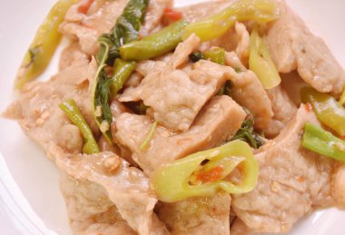 Baharatlı kızarmış palyaço deri sırtlı balık köftesi uzun fasulye ve biberli çift köri soslu fesleğen.