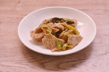 Baharatlı kızarmış palyaço deri sırtlı balık köftesi uzun fasulye ve biberli çift köri soslu fesleğen.