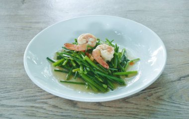 Kızarmış sarımsaklı soğan ve soya soslu karides. 