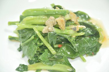 İstiridye soslu tuzlu balıklı kızarmış Çin lahanası. 