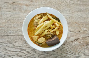 Baharatlı haşlanmış taze bambu filizi içinde tavuk ve kan ile hindistan cevizi sütlü köri çorbası kasesinde