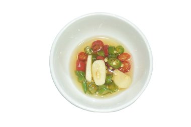 Balık soslu taze acı biber ve sarımsak.