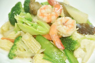 Kızarmış karnabahar ve karidesle karışık sebzeleri karıştırın.