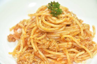 Spagetti soslu kızarmış domuz pirzolası ve ketçap soslu domates.   