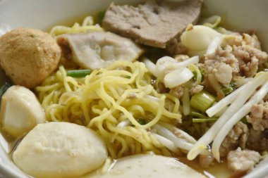 İç organlı Çin yumurtalı erişte ve kasede balık köftesi.