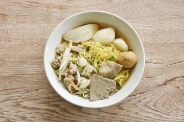 İç organlı Çin yumurtalı erişte ve kasede balık köftesi.