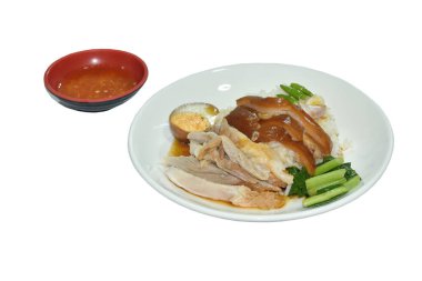 haşlanmış domuz budu yahnisi siyah Çin sebze çorbası haşlanmış yumurta yarısı kesilmiş çift lahana sosu karışık baharatlı acı biber sosu tabakta sade pilav 