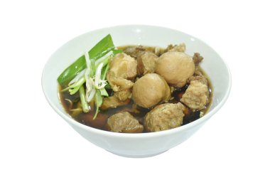 Kaynamış domuz eti ve siyah bitki çorbasında köfte.