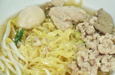 Çin usulü haşlanmış yumurtalı şehriye, yumuşak dilimli ve domuz pirzolası soslu köfte.