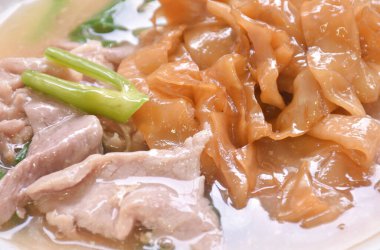 Yağda kızartılmış domuz eti ve Çin lahanası soslu sos tabakta.