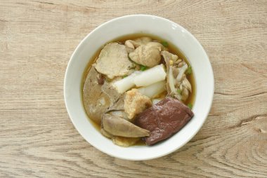 Çin pilavı ezmesi, domuz eti ve bağırsaklar. Kahverengi bir çorba kâsesinde kan. 