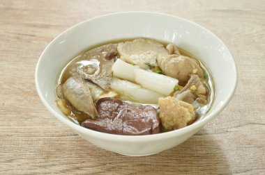 Çin pilavı ezmesi, domuz eti ve bağırsaklar. Kahverengi bir çorba kâsesinde kan. 