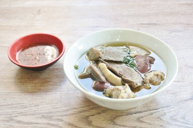 Haşlanmış domuz kanı ve domuz pirzolası ve kase üzerinde domuz pirzolası, acı sos. 