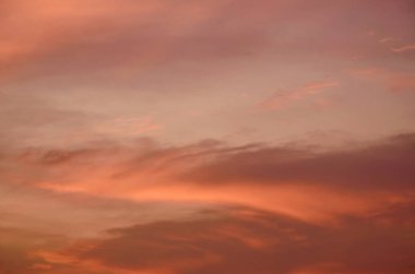 Bulutlar gün batımında yayılıyor.