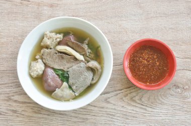 Haşlanmış domuz kanı ve domuz pirzolası ve kase üzerinde domuz pirzolası, acı sos. 