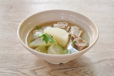 Haşlanmış turp ve pirzola. Kasede domuz kemiği çorbası.