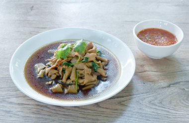 kahverengi soya çorbası baharatlı sos daldırma tabakta ördek bağırsaklarda Komposto 