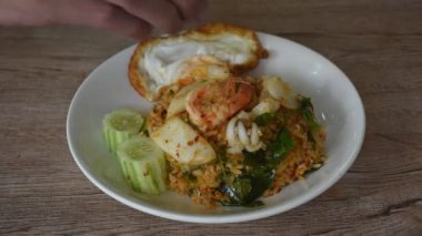 Baharatlı pilav, karides ve Tom yum soslu kalamar. Lezzetli olsun diye limon sıkma tabağı.