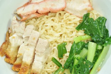 Çin usulü sade, sarı erişteli, dilimlenmiş, çıtır çıtır ve lahanalı domuz eti. Temiz çorba yiyin.