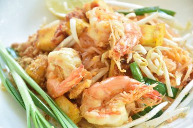 Tayland usulü karides ve yumurtalı kızarmış erişte. 