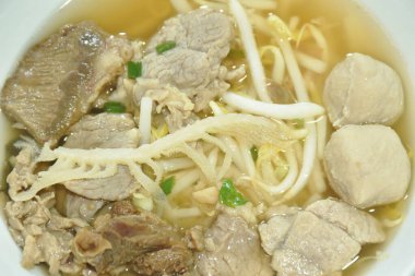 Kaynamış biftek ve köfte kasede berrak çorba. 