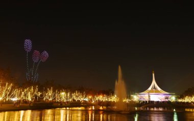 Tayland 'da Suan Luang Rama 9 parkında uçan insansız hava aracı gösterisi