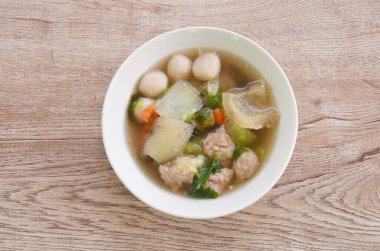 Haşlanmış domuz pirzolası ve balık köftesi. Kabın üstünde yosun soslu lahana.