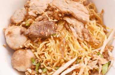 Çin usulü haşlanmış yumurtalı şehriye, haşlanmış sığır eti ve siyah soya soslu köfte, fındık ezmesi ezmesi.