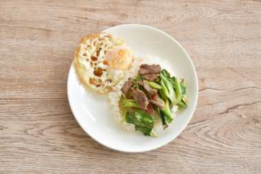 Baharatlı kızarmış Çin lahanası, üzerine et soslu yumurta ve pilav. 