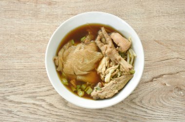 haşlanmış tavuk ve fasulye filizli et. Kahverengi şifalı çorba.