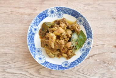 Baharatlı kızarmış tavuk kemiği ve biberli köri soslu fesleğen.