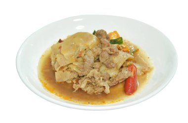 Baharatlı kızarmış bambu filizi ve köri soslu biftek.