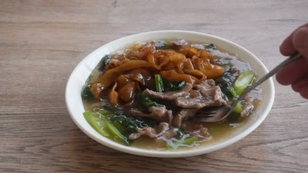 Fried Large Noodle Slice Beef Meat Chinese Kale Dressing Gravy — Stock Video