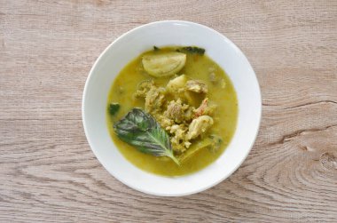 Hindistan cevizli yeşil köri çorbası ve patlıcanlı haşlanmış biftek.