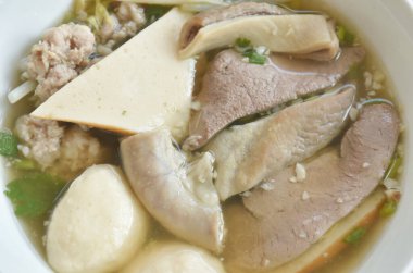 Haşlanmış domuz köftesi ve domuz pirzolası ile kaseye konmuş domuz pirzolası sosu iki sade pirinç yiyin. 