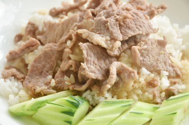 Kızarmış tuzlu et, sarımsaklı ve biberli, tabakta pilav.