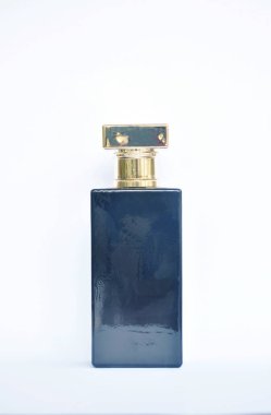Beyaz arka planda izole edilmiş siyah cam şişede parfüm ya da eau de Tuvalet