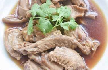 Kaynamış ördek kanadı ve kahverengi soya çorbasında güveç baharatlı sos. 