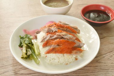 Dilimlenmiş ördek soslu pilav pembe turşulu zencefil ve haşlanmış lahana soslu tatlı soya sosu tabakta.