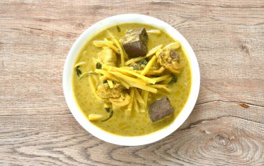 Hindistan cevizi sütlü köri çorbasında tavuk ve kanla haşlanmış taze bambu filizi. 