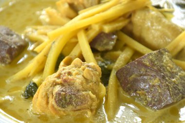 Hindistan cevizi sütlü köri çorbasında tavuk ve kanla haşlanmış taze bambu filizi. 